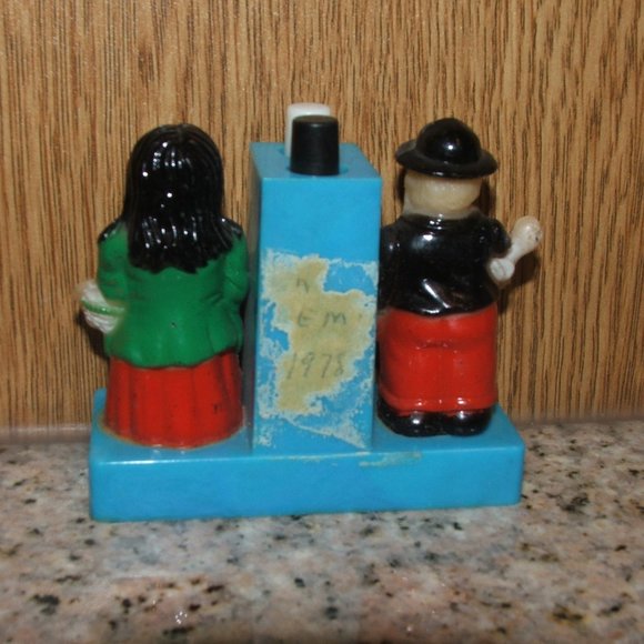 Vintage Amish Salt & Pepper Hard Plastic One Piece (408) - Picture 2 of 4